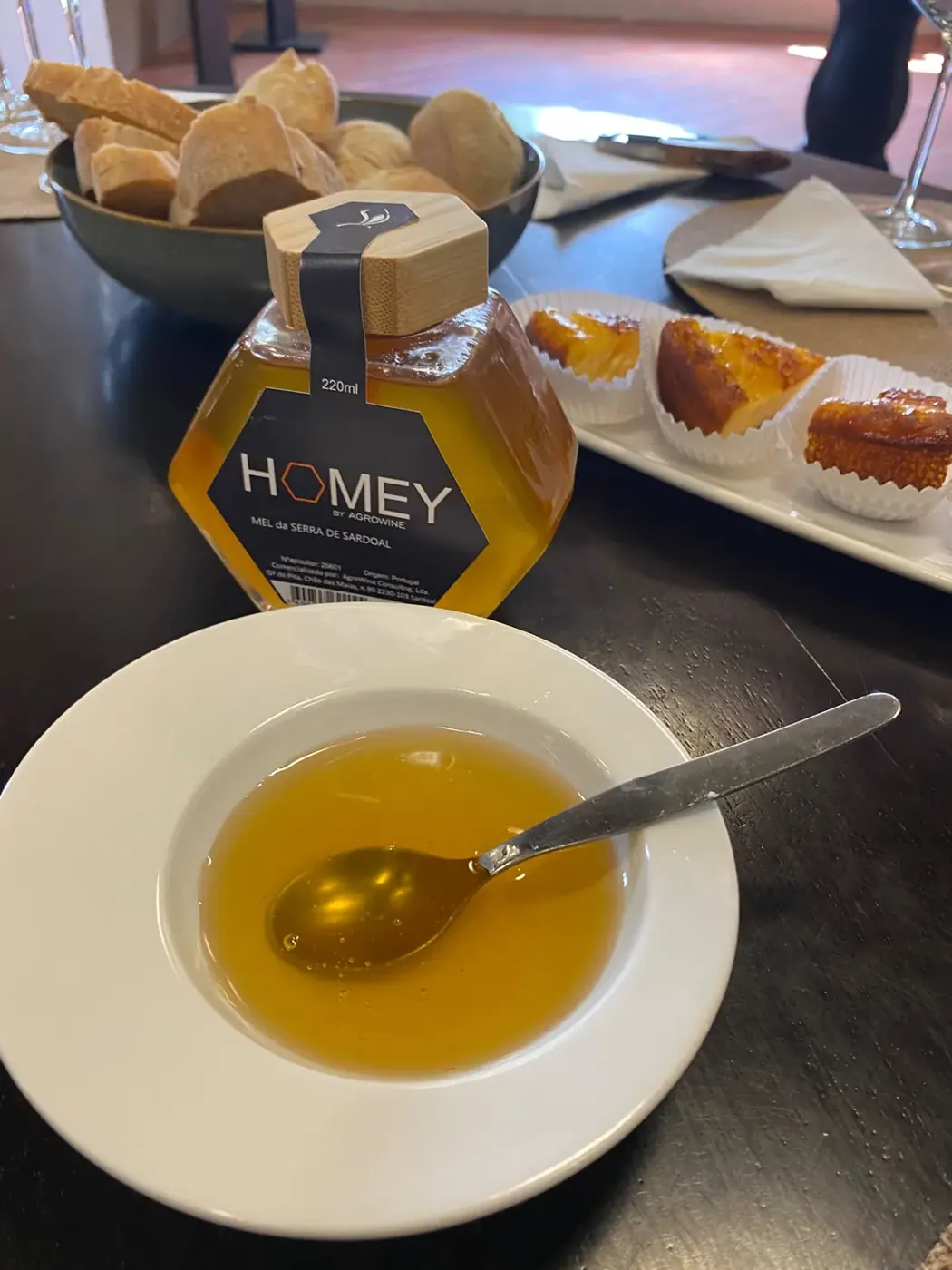 Mel HOMEY e azeite servidos com pão